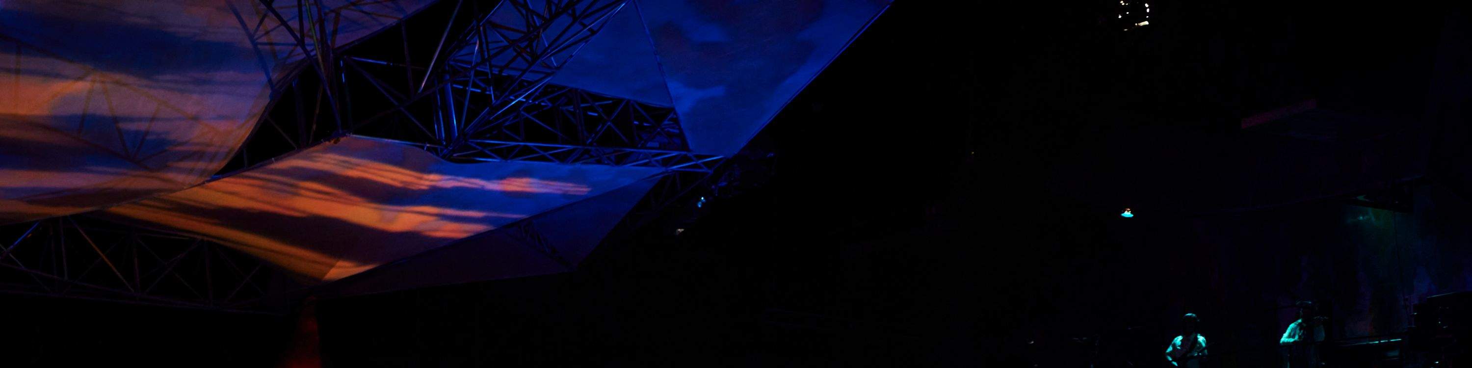 觀看錶演者的身體如何扭動、翻滾，並轉變成活生生的藝術