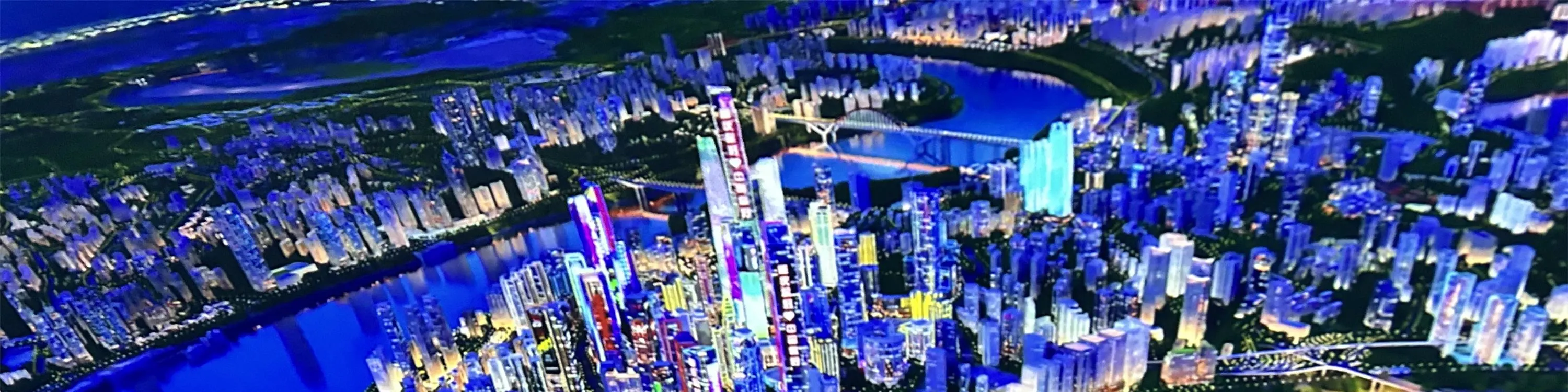 这里采用 9D 裸眼球幕悬空飞越技术，拥有独立自由度的运动悬空座椅，让你在飞行过程中真实感受上升、俯冲、盘旋等动作，仿佛自己就是一只飞鸟。