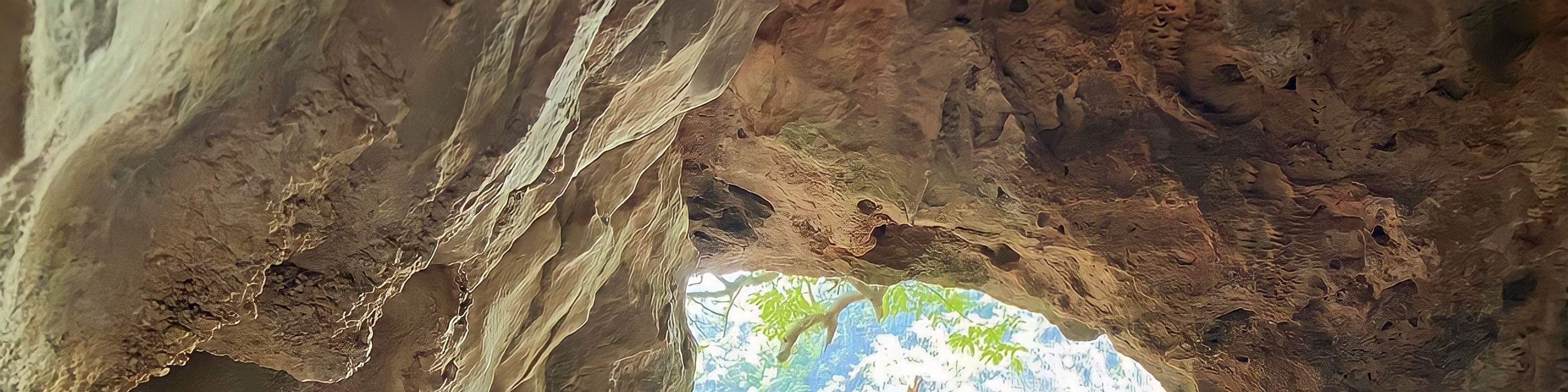 Đừng quên leo lên để đến điểm ngắm cảnh mang tính biểu tượng, nơi có thể chiêm ngưỡng toàn cảnh khu vực xung quanh.