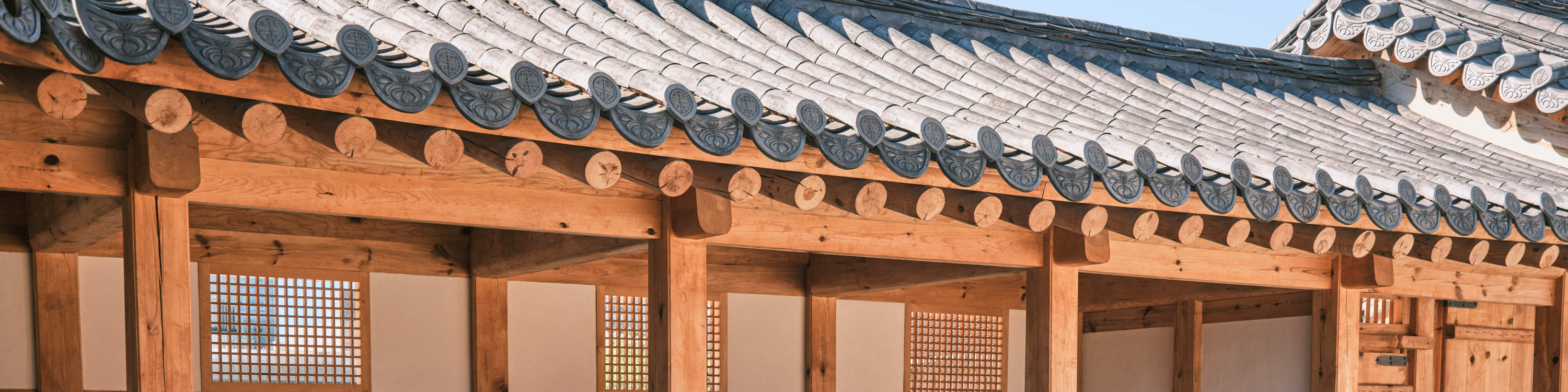 Terokai perincian seni bina dan simbol rahsia yang terukir pada bangunan.