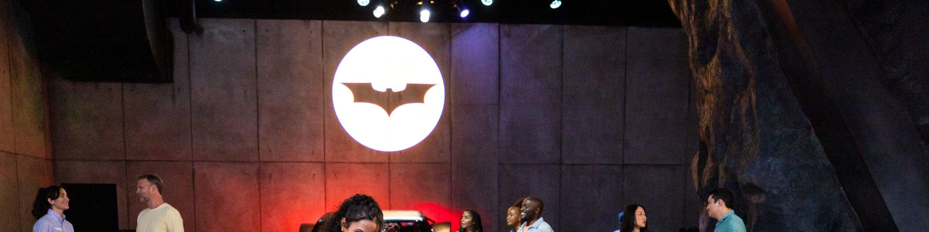 Увидите классические голливудские костюмы и реквизит, как в DC Universe, включая Бэтмобиль Бэтмена и броню Чудо-женщины.