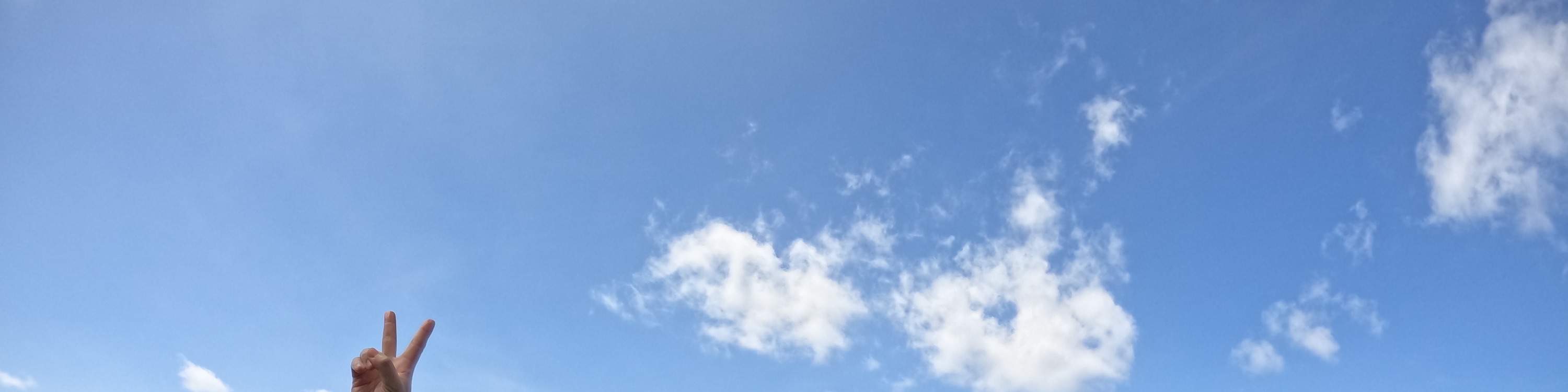 Gambar berkumpulan peserta snorkeling di atas air