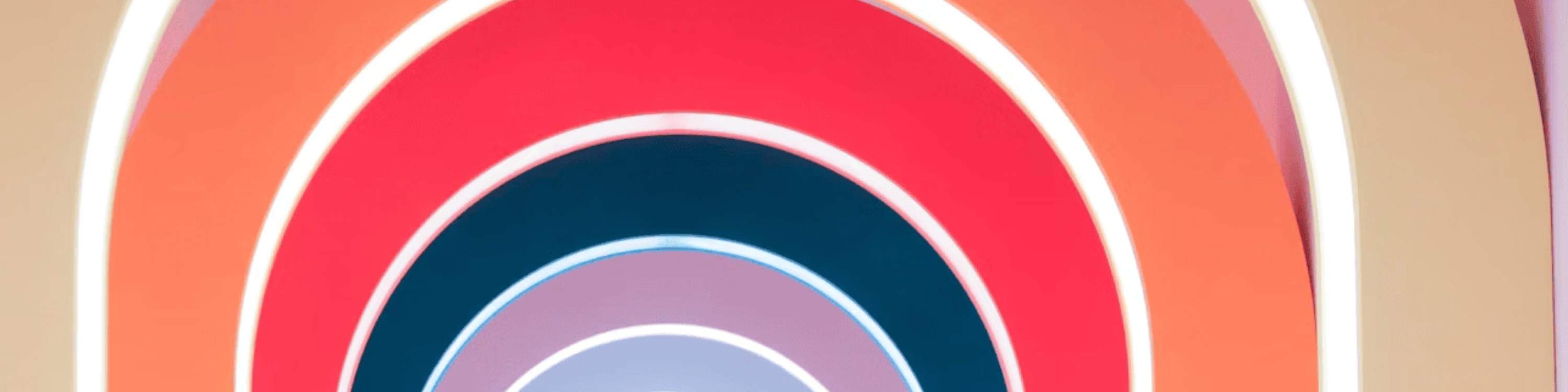 Traversez un tunnel coloré et découvrez la joie vibrante de la crème glacée !