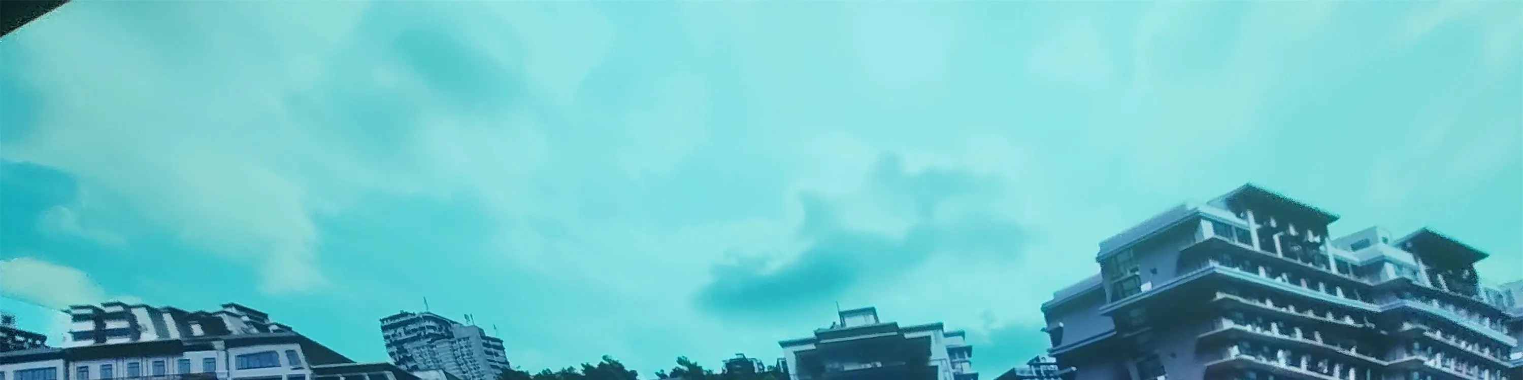 超大幅曲面屏，带来 360° 全景视野，没有丝毫视觉死角。不管是繁华热闹的解放碑，还是夜晚灯火辉煌的洪崖洞，抑或是雄伟壮观的千厮门大桥，每一帧画面都栩栩如生，仿佛触手可及。
