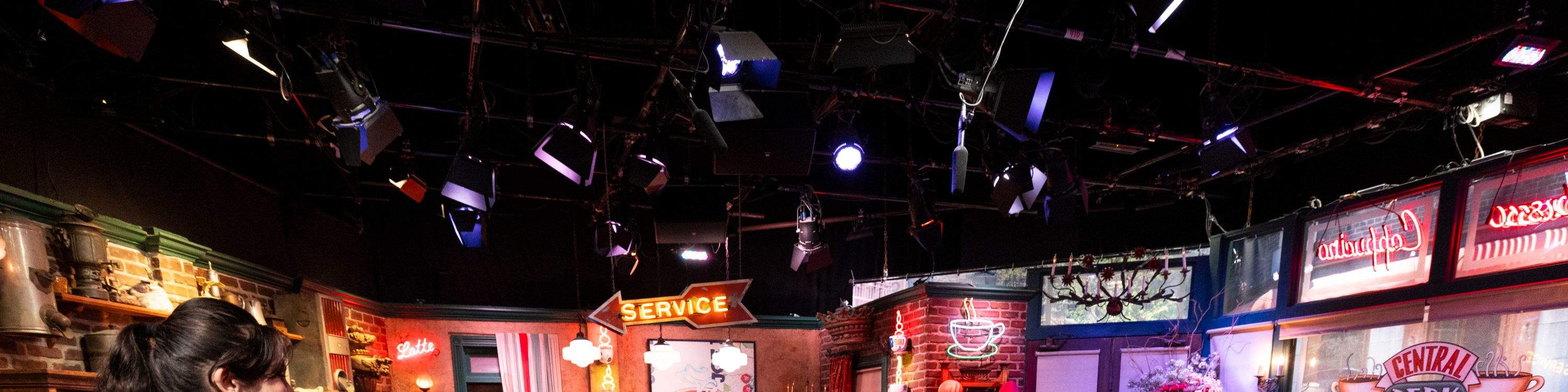 Vea de cerca la magia de Hollywood y visite los sets de sus programas de TV favoritos como Friends en el Warner Bros. Studio Tour Hollywood.