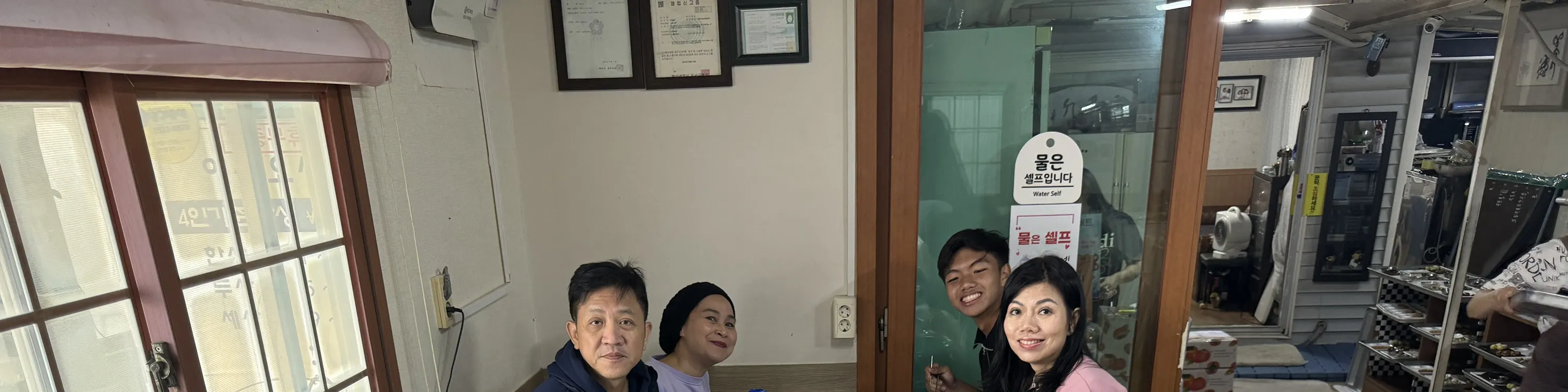 别害羞！在韩国烧烤文化中，烧烤并招待他人是友好的表现。