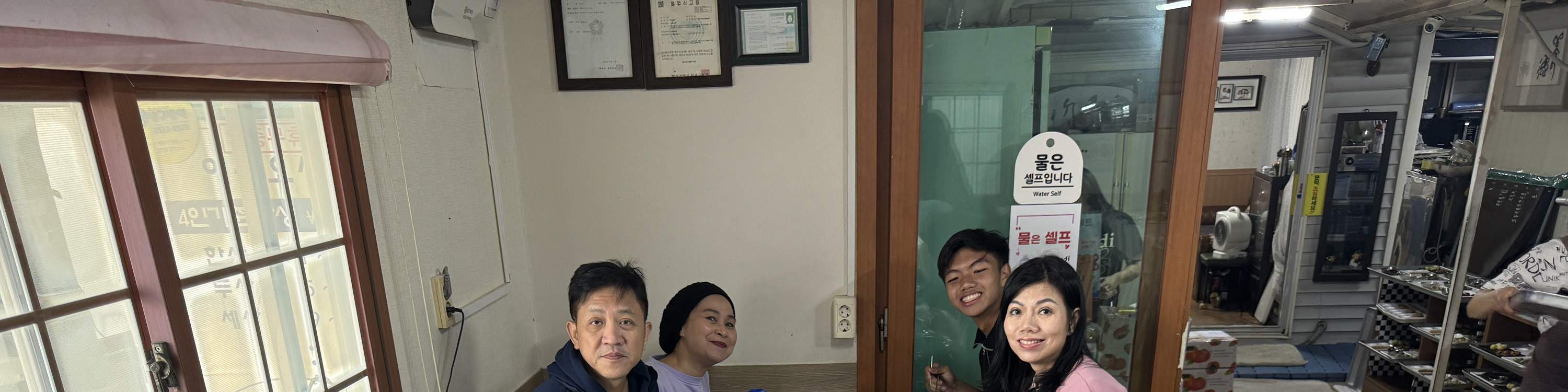 別害羞！在韓國烤肉文化中，烤肉併為他人服務是友好的象徵。