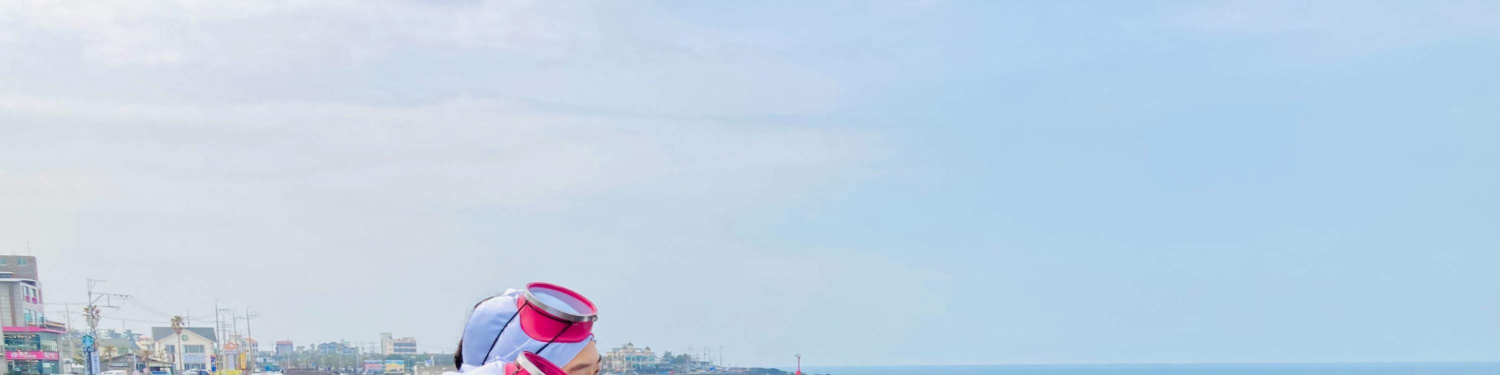 Phụ nữ chỉ tay về phía biển