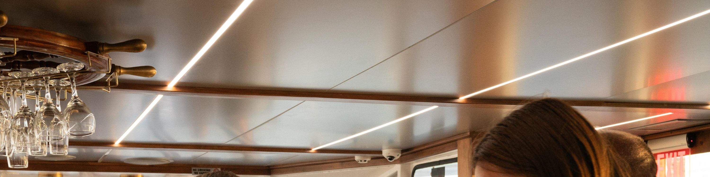 在遊船上，一邊聊天一邊品嚐飲品，同時還能欣賞到標誌性地標