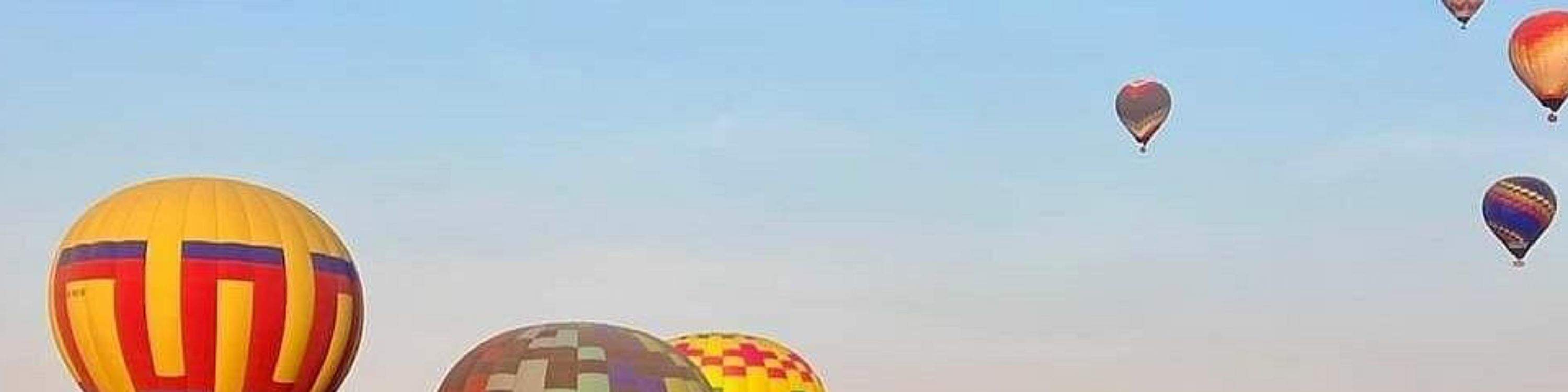 Elévate sobre la Pirámide del Sol durante tu mágico paseo matutino en globo