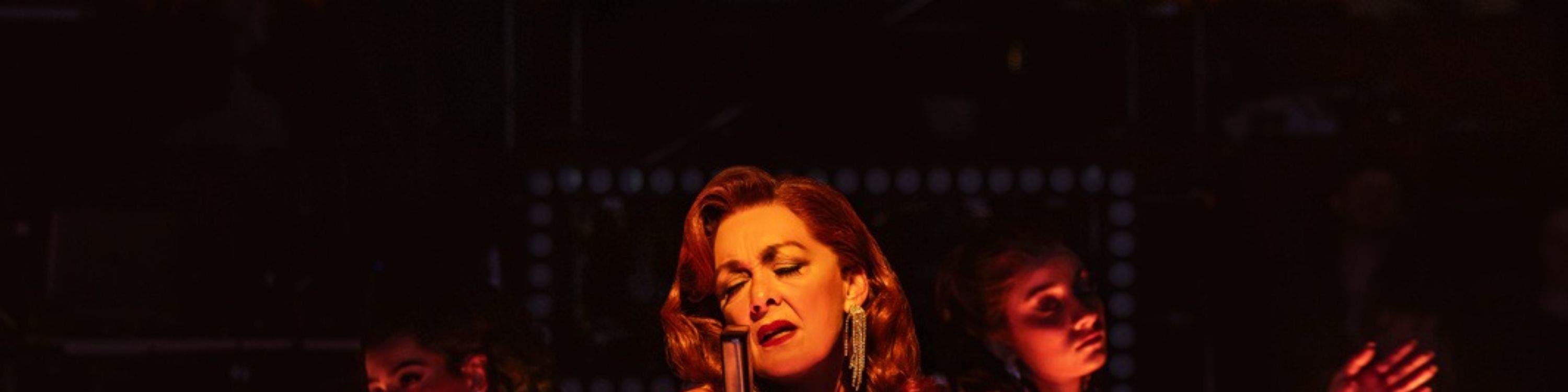 Valeria Yamin、Michele Pawk和Julia Grondin在一场充满活力的合奏表演中分享聚光灯