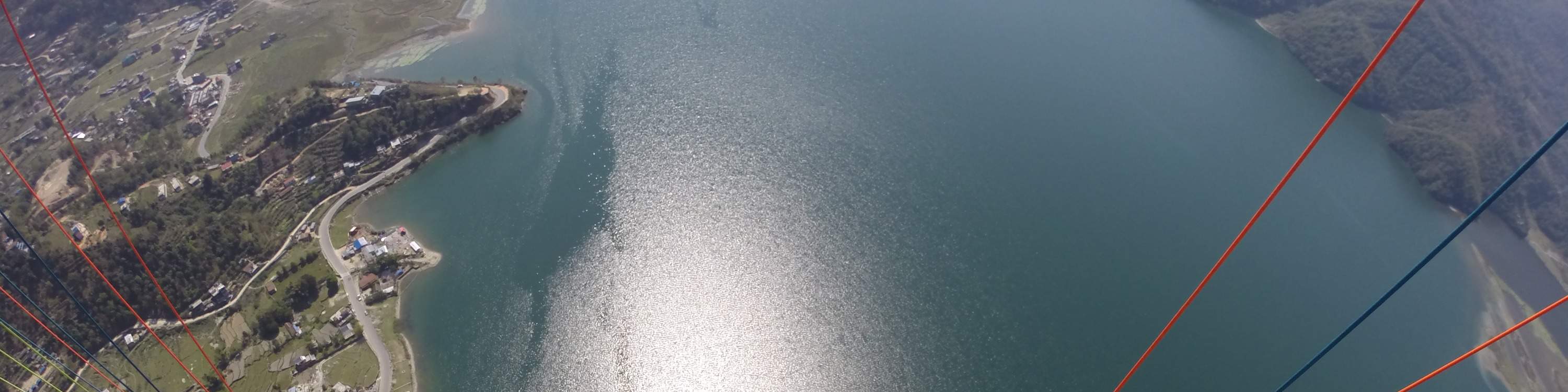 空高くスリルと急流：バンジー、パラグライダー、ラフティングの一日