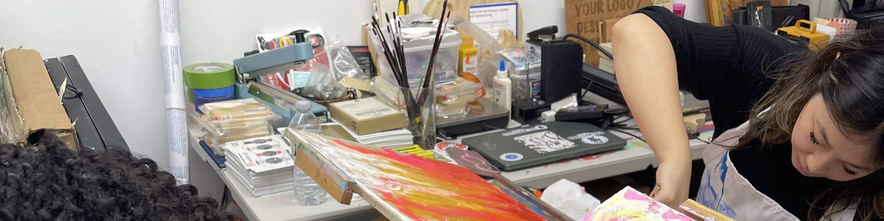 每一次筆觸，她都更深入地沉浸在自己的創作中，迷失在調色刀繪畫的節奏裡