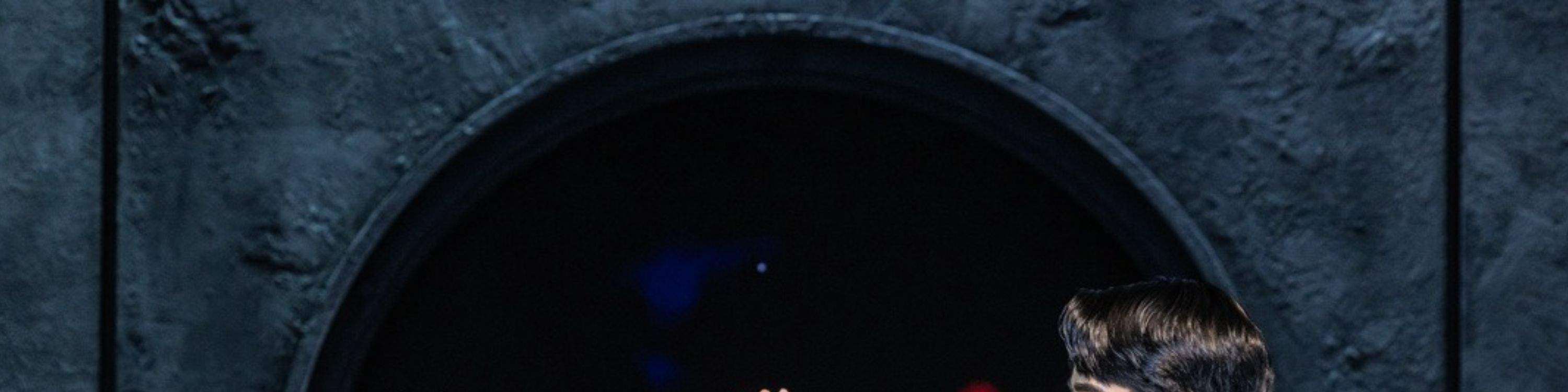 奥利弗和克莱尔在柔和的灯光下翩翩起舞，享受充满希望的欢乐时光