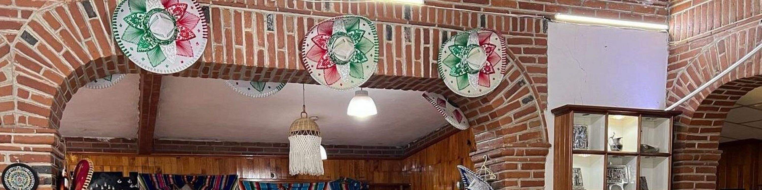 Observe a artesanos crear herramientas y recuerdos de obsidiana utilizando técnicas ancestrales.