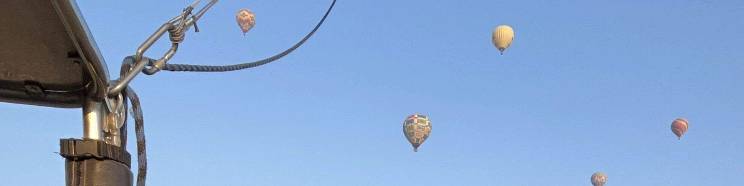 Observe cómo el colorido globo se infla mientras el sol se eleva sobre el antiguo valle de Teotihuacan
