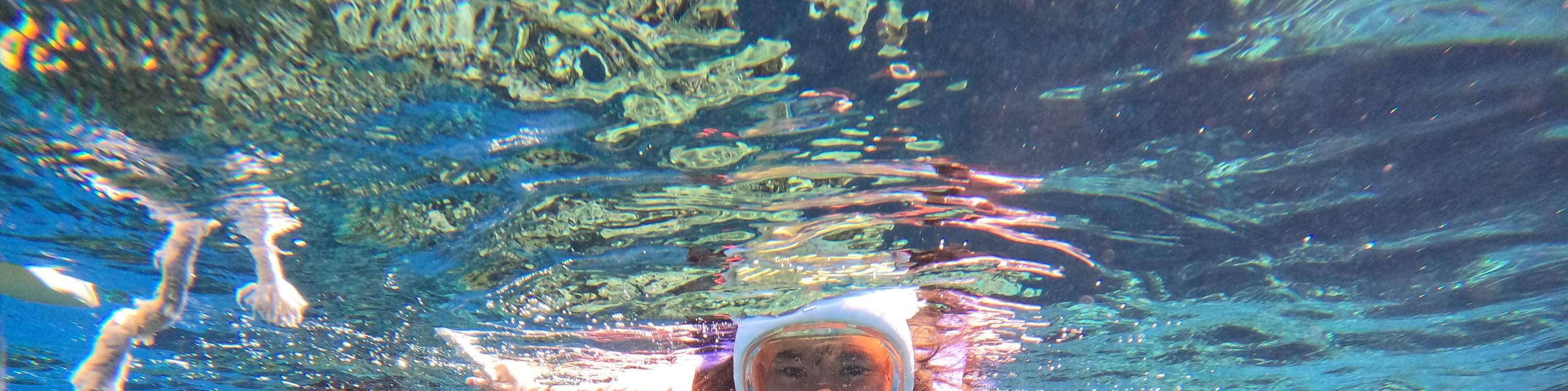 Kanak-kanak kecil bersnokel di laut