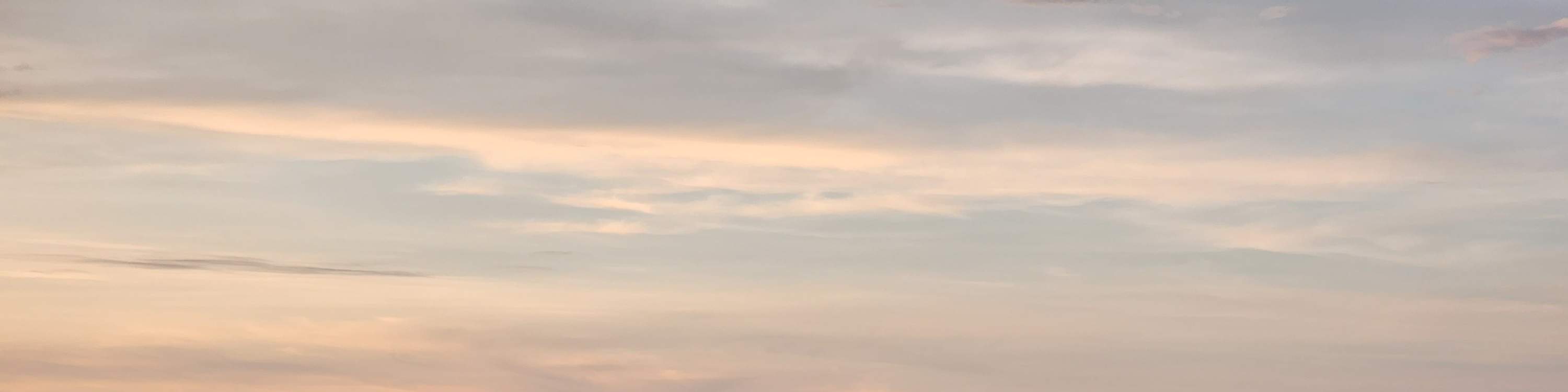 女孩玩桨板冲浪