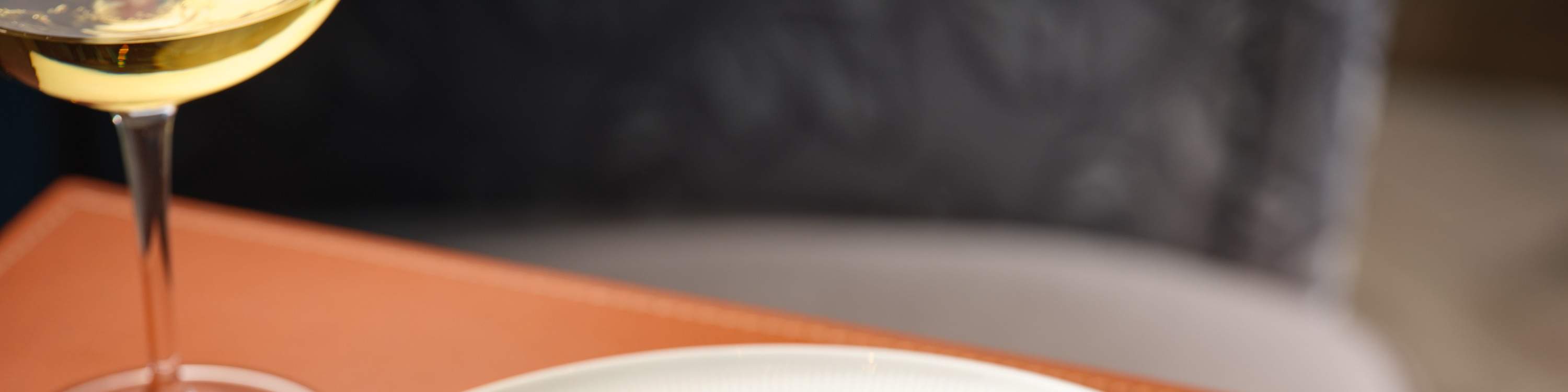 Selami suasana makan yang canggih, di mana setiap perincian melengkapkan perjalanan kulinari yang indah