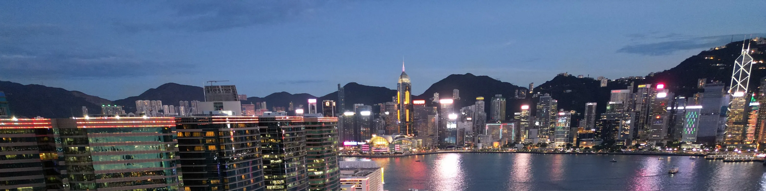 【维多利亚公园】维多利亚公园是中国香港最大的公园，是市民和游客进行体育锻炼和休闲活动的好场所