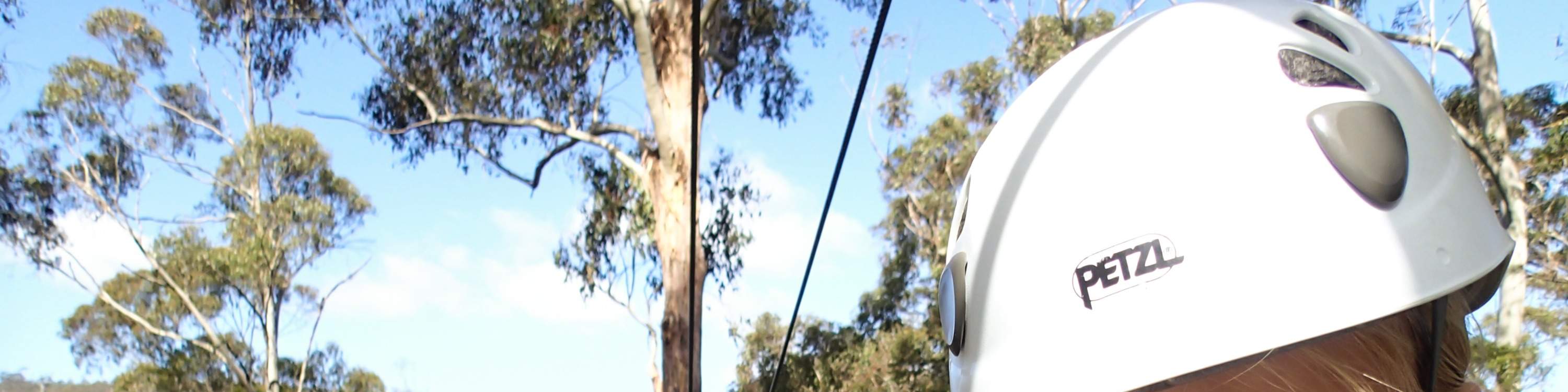 Trẻ em tham gia zipline