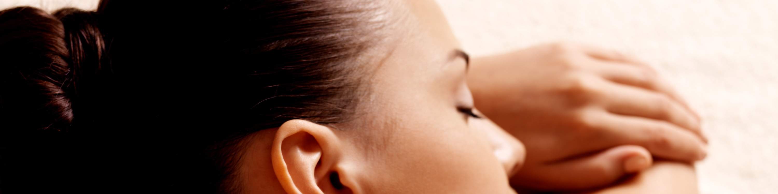 舒压护理体验 - 逃离城市的喧嚣，沉浸于我们的舒压护理体验。舒压护理体验始于一次针对性按摩，再进行面部护理放松身心