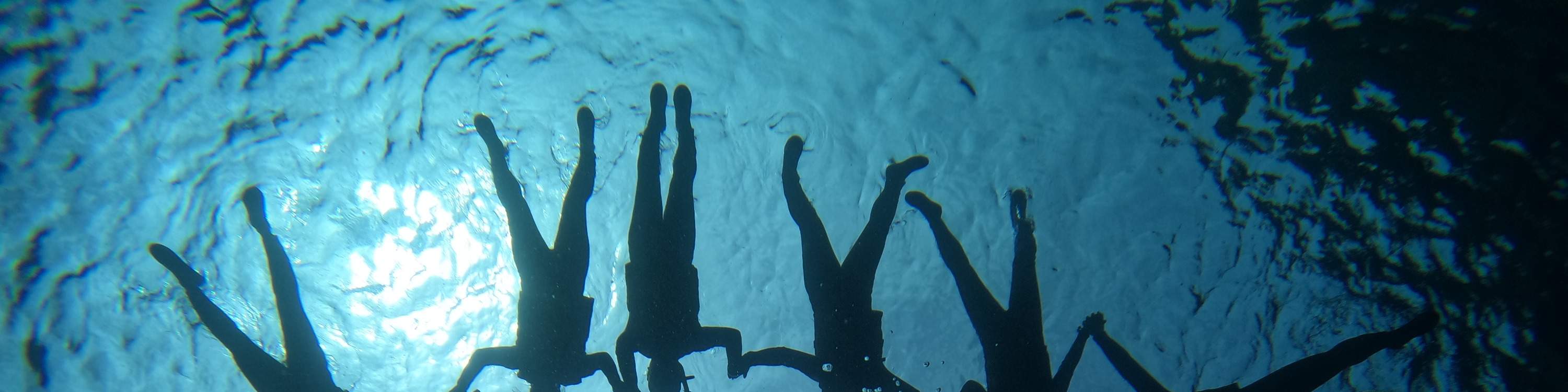 Membuat bulatan di laut