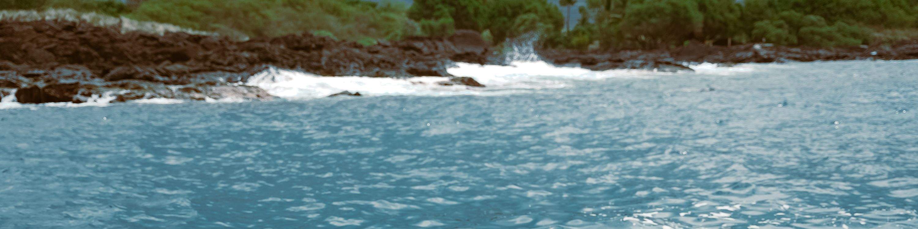 Ospiti che si rilassano sull'ampio ponte, crogiolandosi al sole hawaiano e alla brezza oceanica