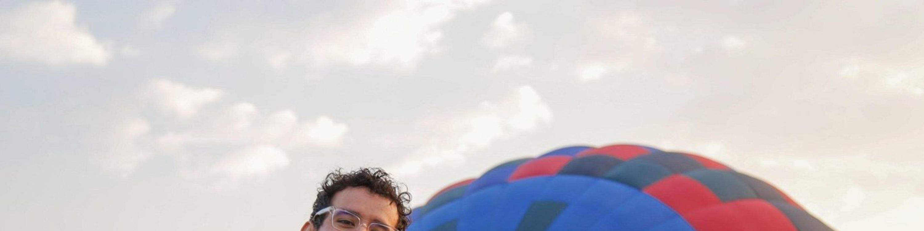 從空中俯瞰特奧蒂瓦坎金字塔和周圍的壯麗景色