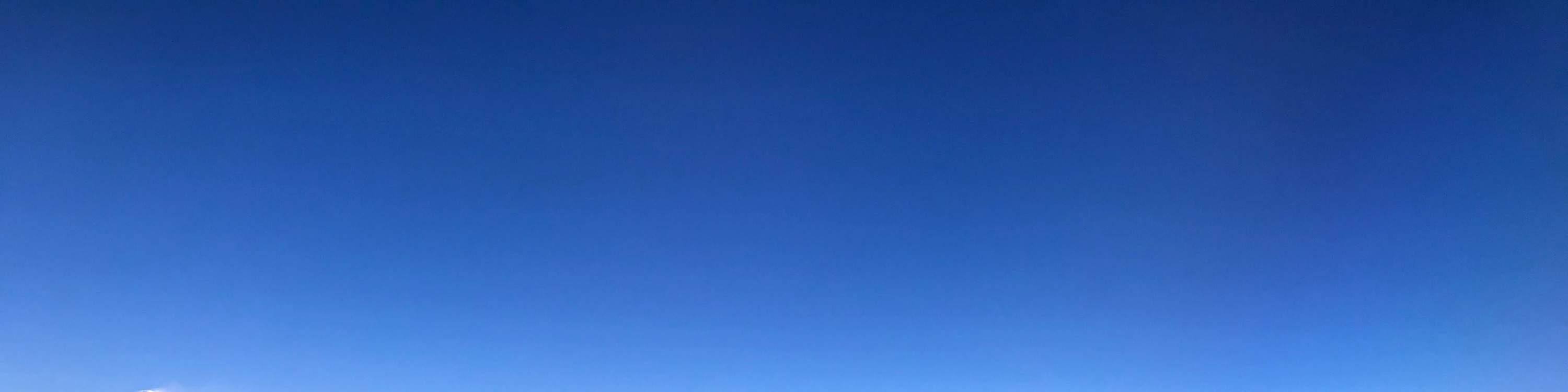 Pemandangan dari Tingkap dengan enjin dan sayap pesawat di Bahagian Hadapan