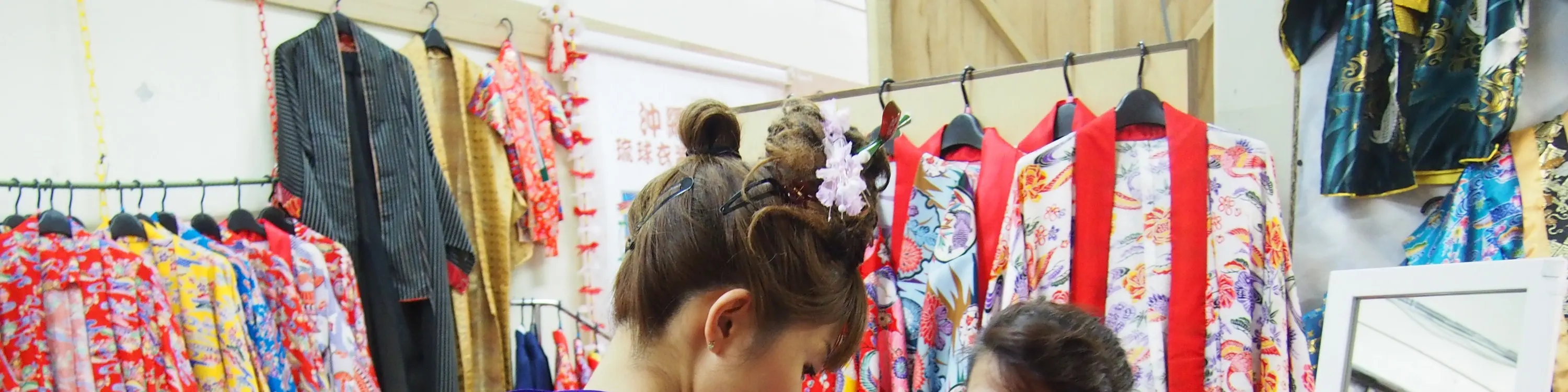 我们备有多种冲绳传统服饰和日本服饰（浴衣、长袖袖子、袴）。