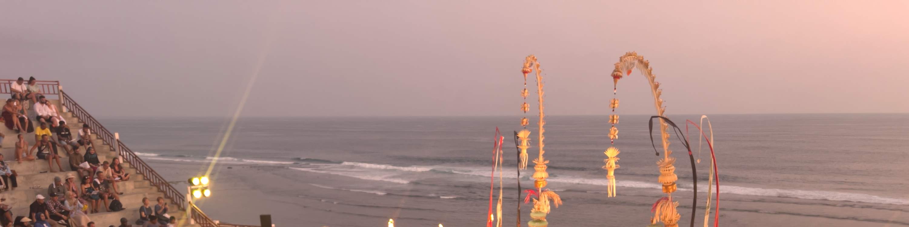 [Solo en la ubicación de la Playa Melasti] Si compra la audioguía, puede escuchar la historia en inglés/japonés. No olvide traer auriculares, ya que escuchará a través de ellos.