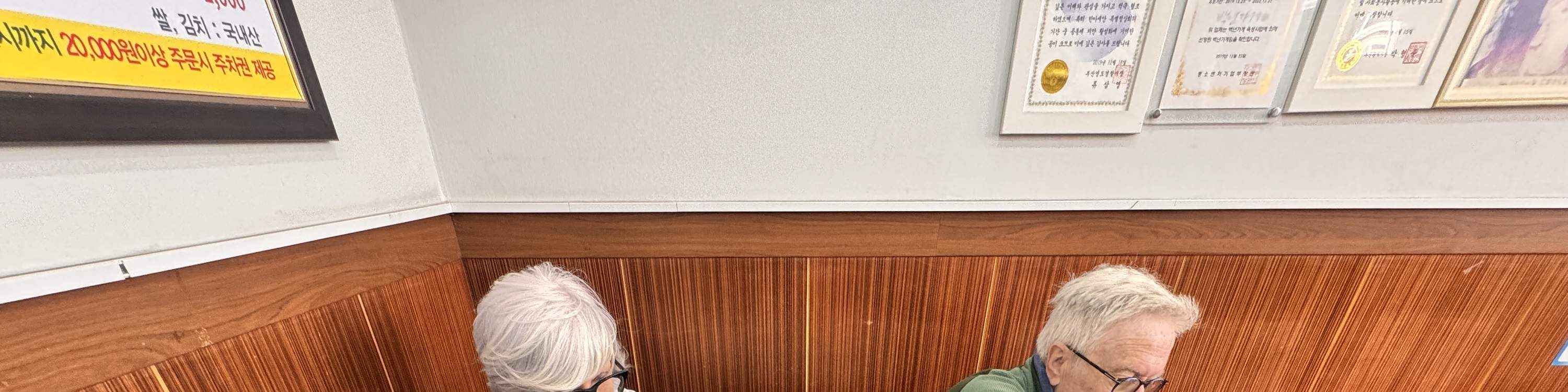 Это самгёпсаль – толстые ломтики свиной грудинки. Это один из самых популярных видов мяса для корейского барбекю.