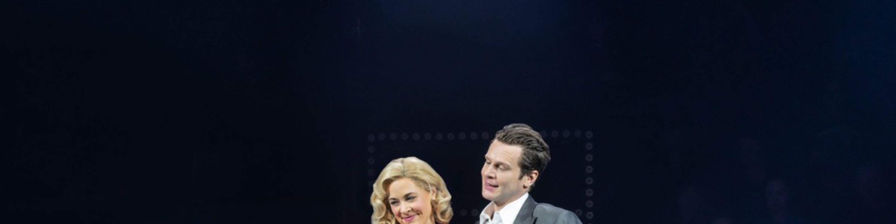 Groff et Henningsen partagent un moment tendre, donnant vie à l'histoire d'amour de Bobby et Sandra