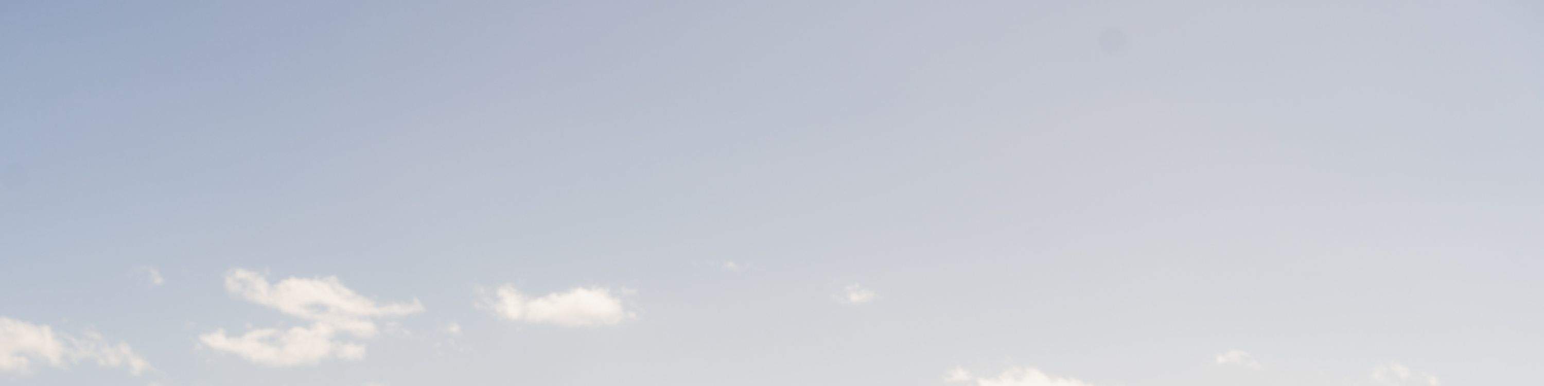 Pasajeros sentados en la cubierta, disfrutando de la brisa del mar y las vistas panorámicas