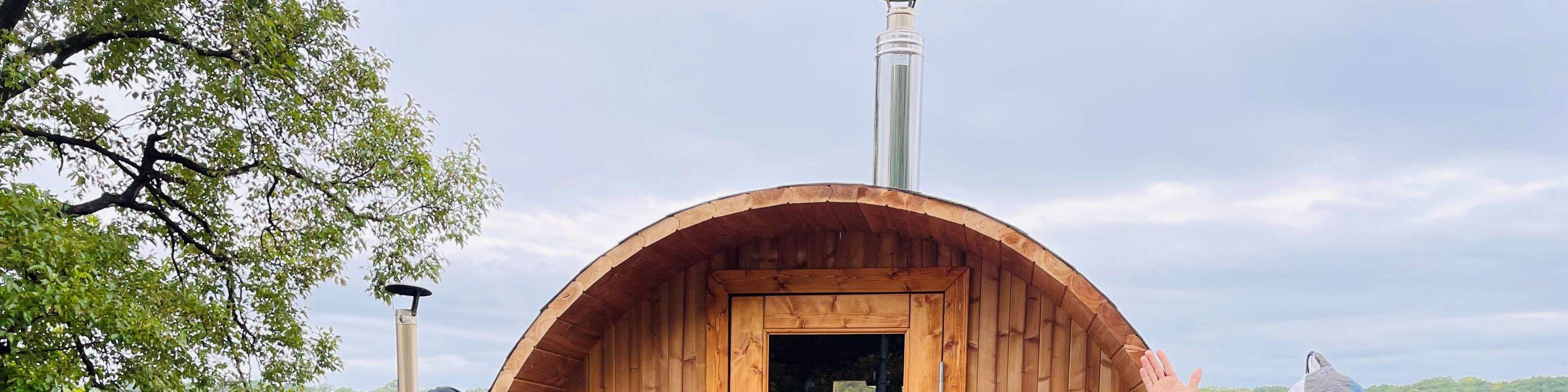 Tur untuk merasakan sauna dengan pemandangan spektakuler di tepi Danau Abashiri yang beku dan menikmati hidangan laut Abashiri yang dihisap sameshi spesial dan bir biru yang mengapung di atas es