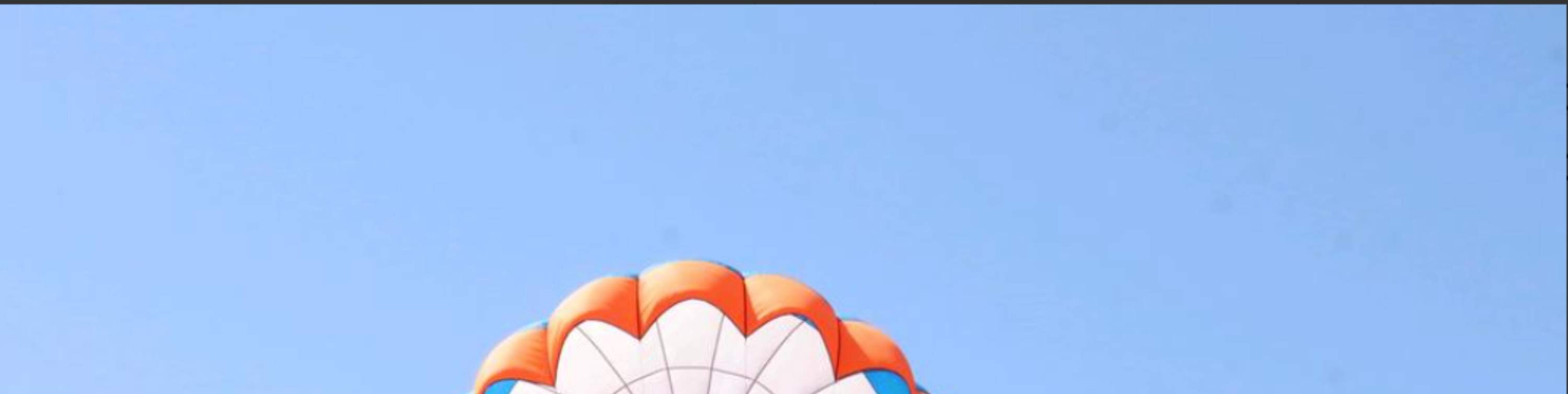 파라세일링을 타고 하늘 높이 날아올라 시원한 바람을 만끽하세요!