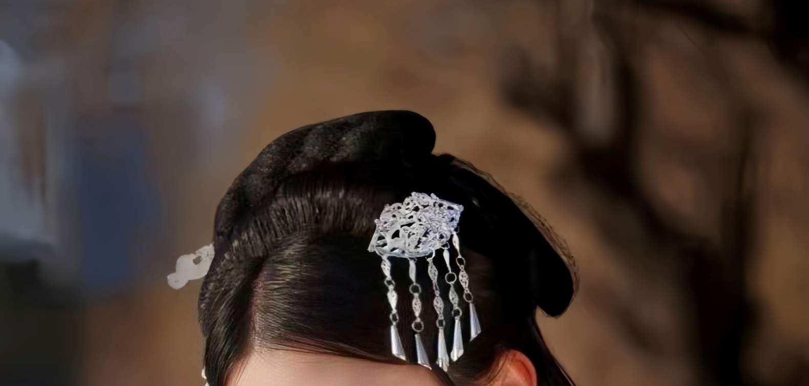 攝影師以獨特的藝術視角，捕捉光影與古風元素的完美交融，用鏡頭定格您那溫婉、飄逸、儒雅或是堅毅的古風神韻