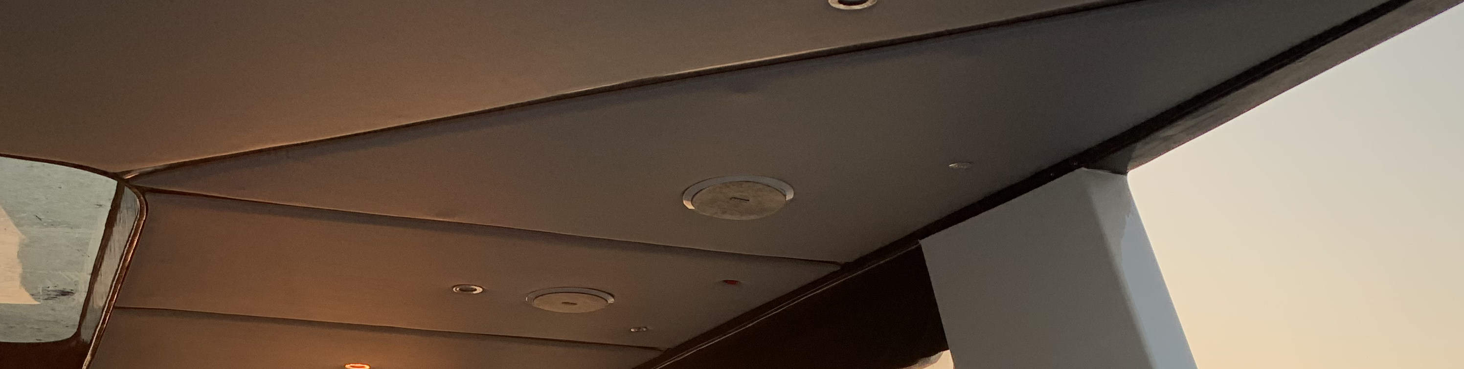 Crucero en yate al atardecer: vino, música, aperitivos y datos curiosos