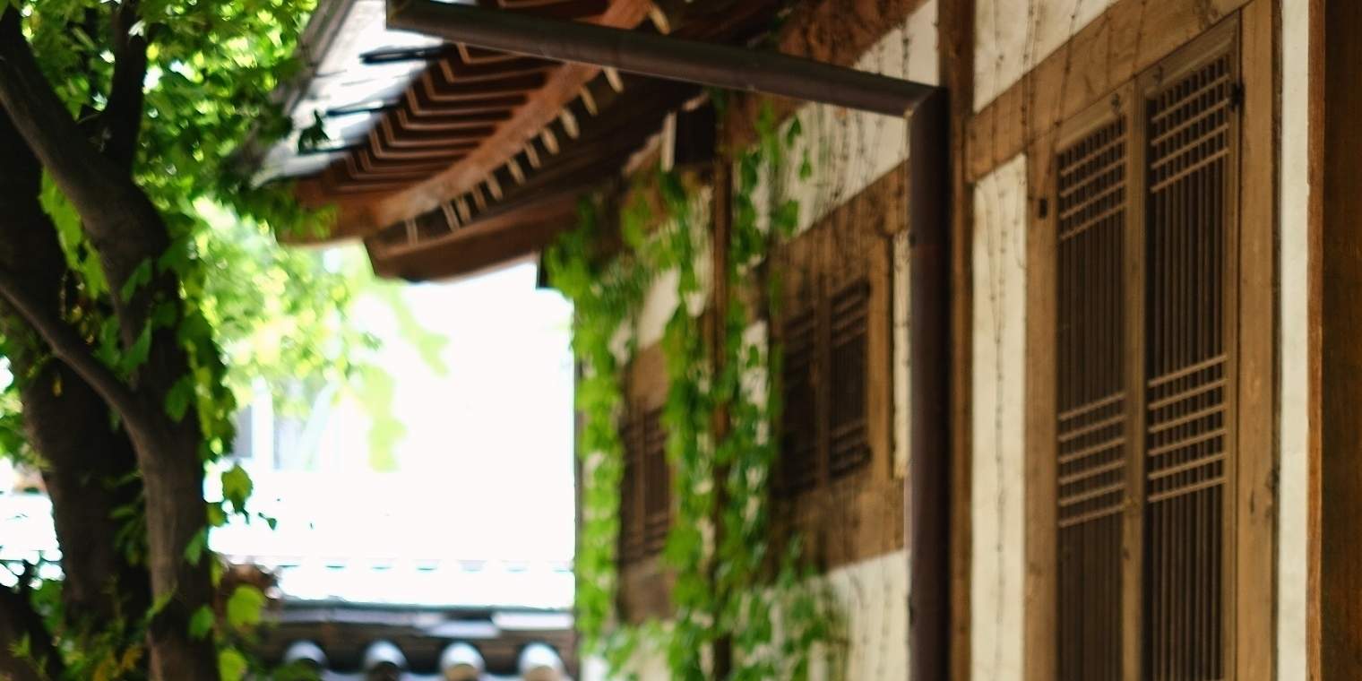 Hanboks mit einer anmutigen, traditionellen Silhouette und einer dezent luxuriösen Verarbeitung wie dieser werden als Premium Hanbok klassifiziert.