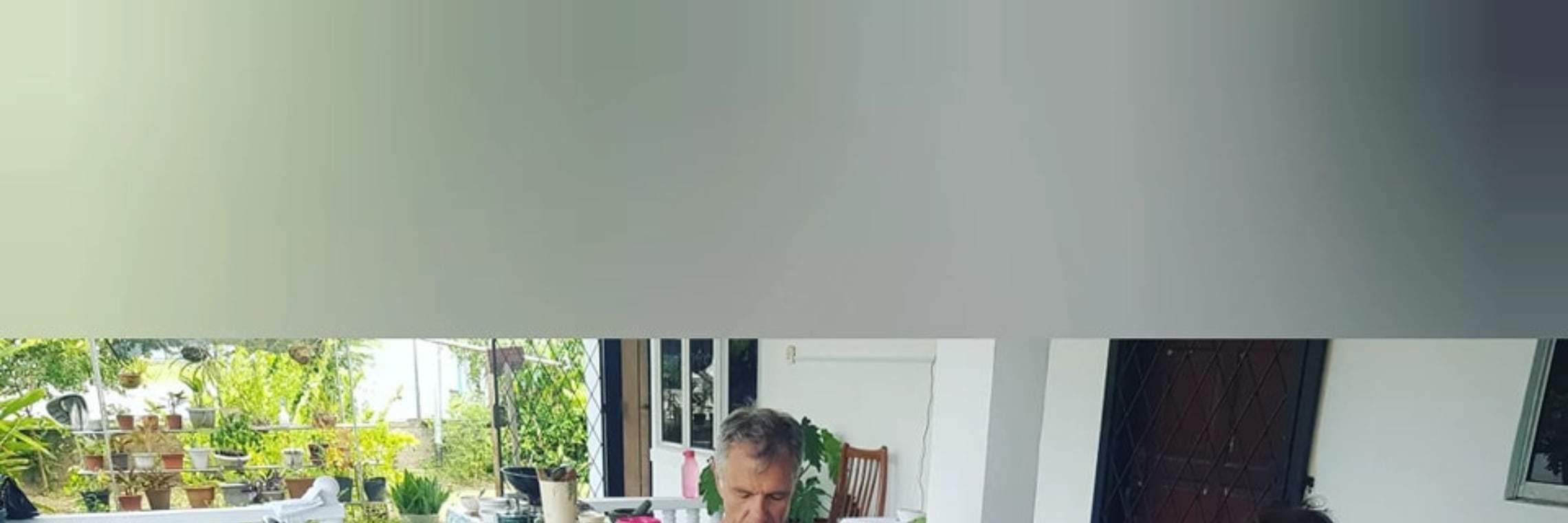 Gli ospiti si godono il pranzo preparato insieme.