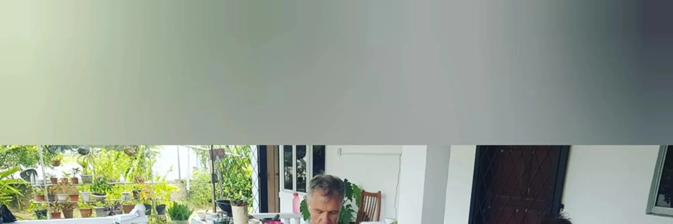 来宾们享用共同准备的午餐。