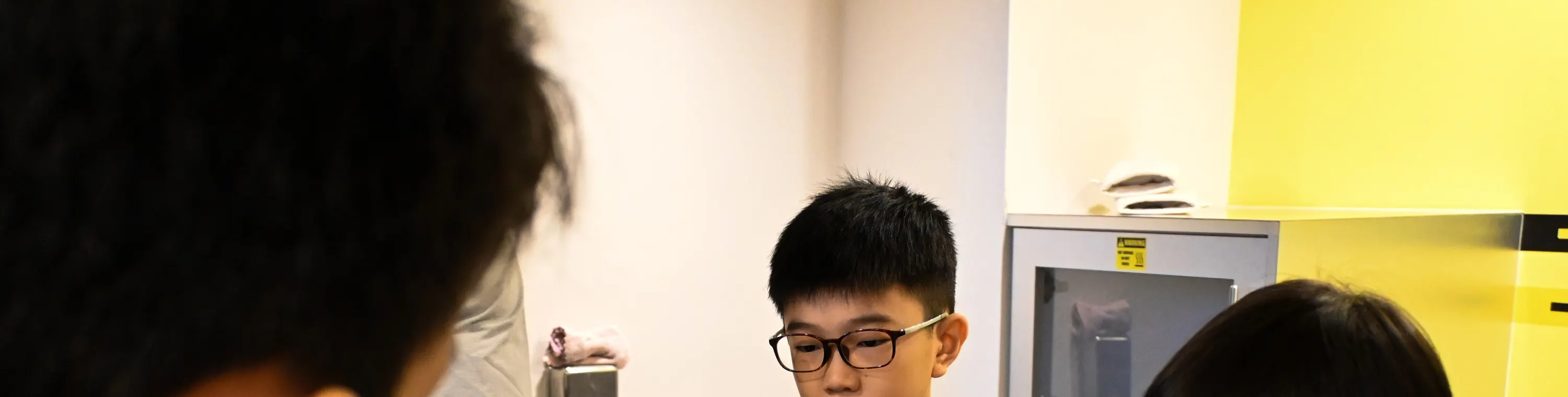 参观者将在新加坡趣志家了解著名品牌咸蛋片的制作过程