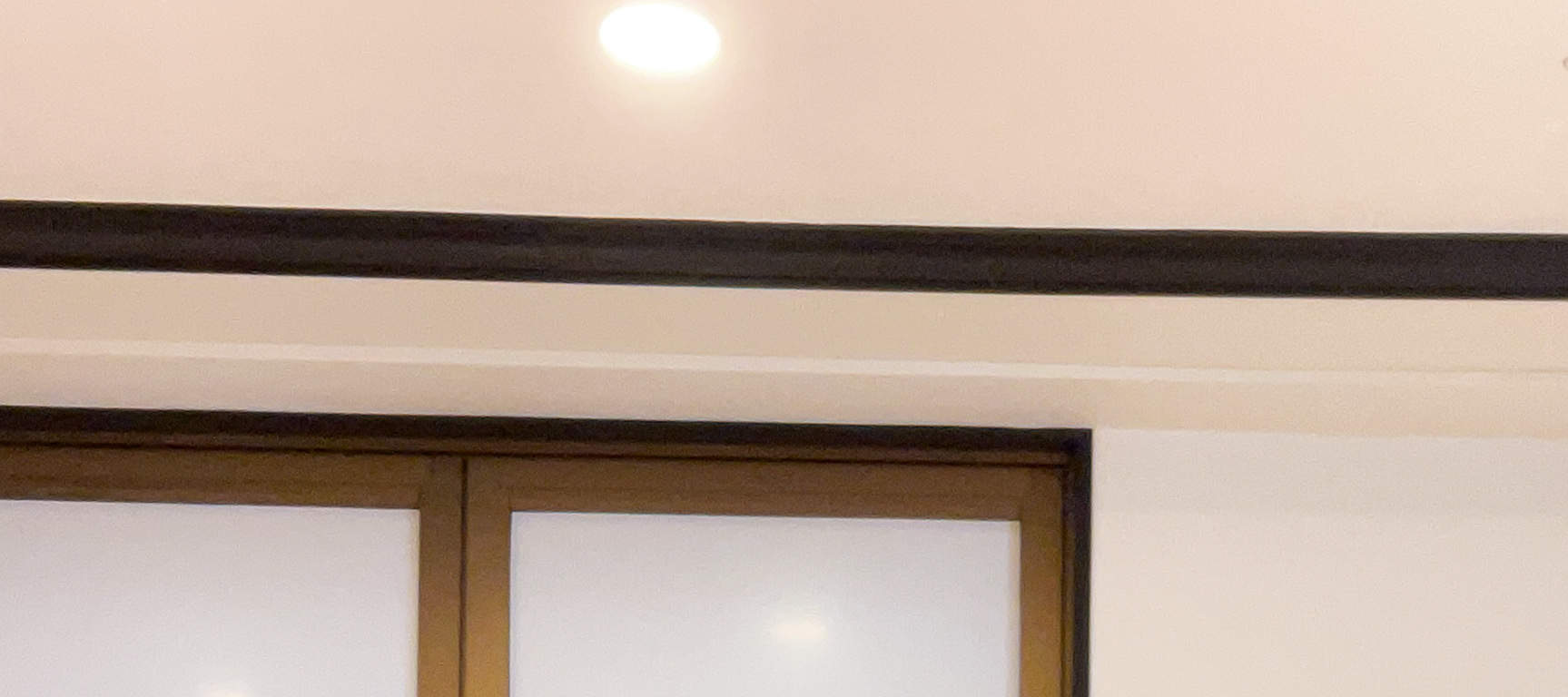 Tandatangani sijil anda dengan pen mata bola dalam penutup anak patung washi yang anda buat sendiri. 