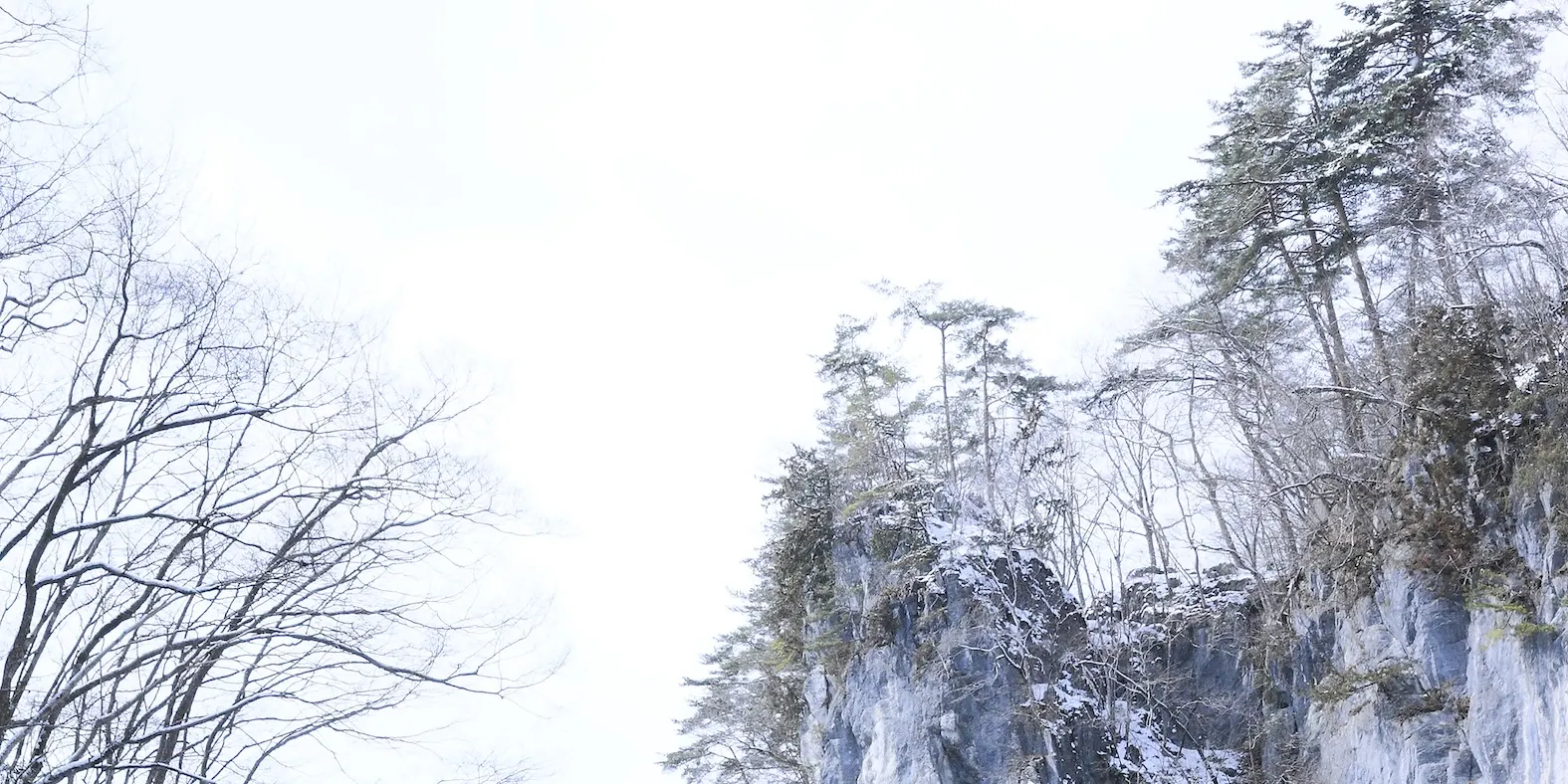 冬日白雪皑皑的猊鼻溪，宛如一幅幅经典的山水画跃然眼前