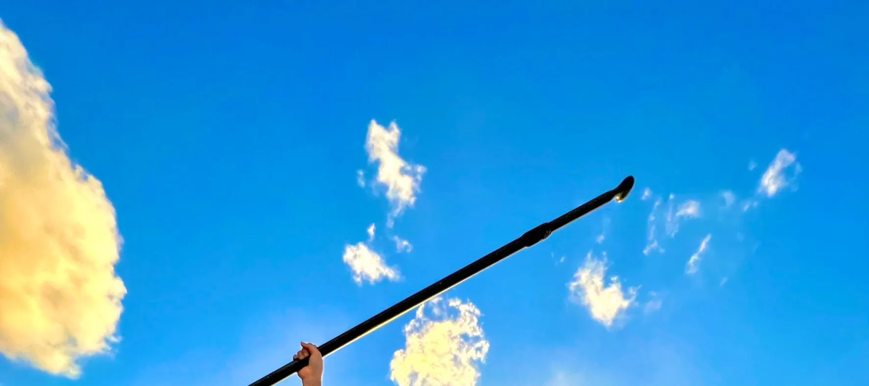 女生在玩sup板