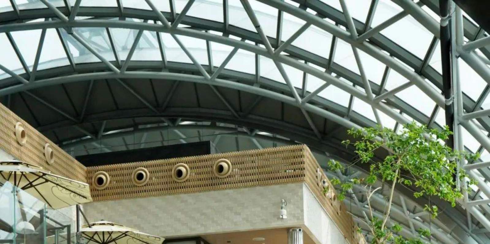 El té de la tarde se encuentra en el piso 42 del InterContinental Chongqing Raffles City. Puede ingresar al nivel LG de Raffles City y luego tomar el ascensor hasta el Crystal Sky Bridge en el piso C1, y luego dirigirse al restaurante para llegar.