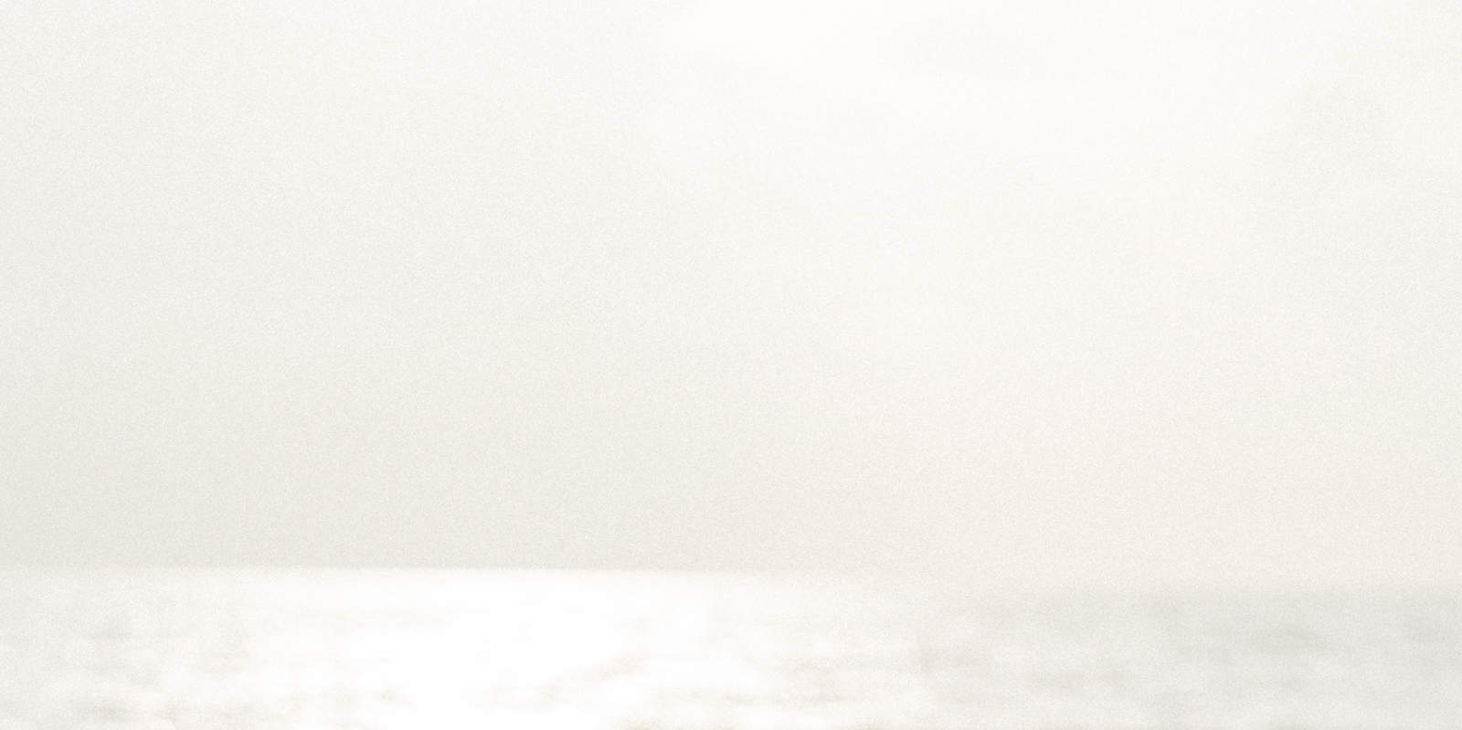 coppia che scatta una foto con il tramonto sullo sfondo