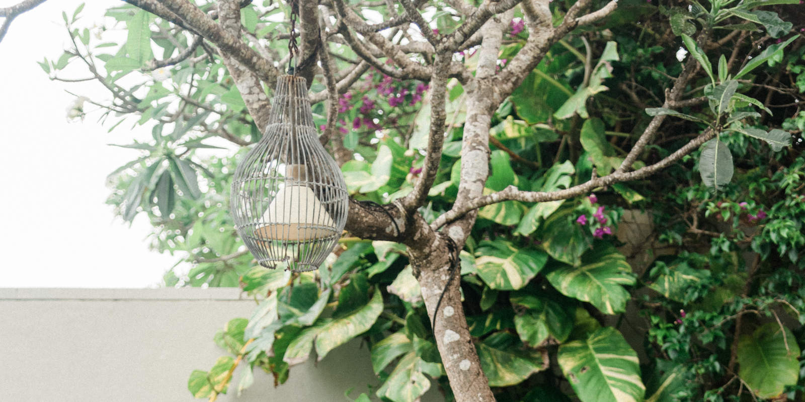 coppia seduta a bordo piscina