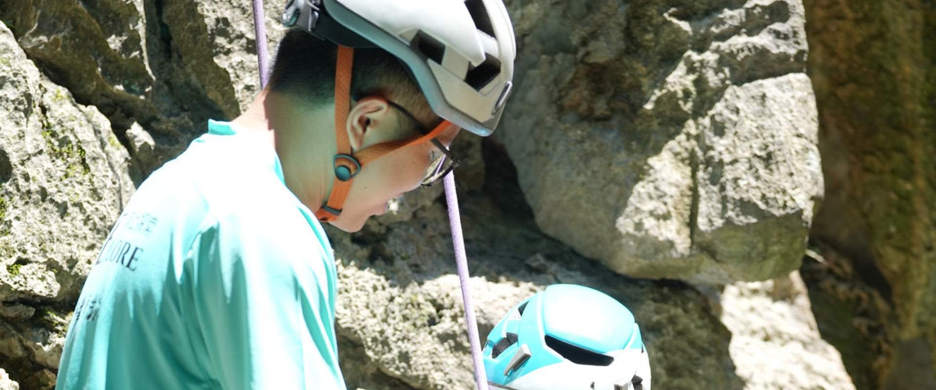 业教练会提供安全带、头盔、攀岩鞋等装备，讲解安全规则、抓握姿势、坠落保护等基础技能，确保掌握核心动作后再开始攀爬